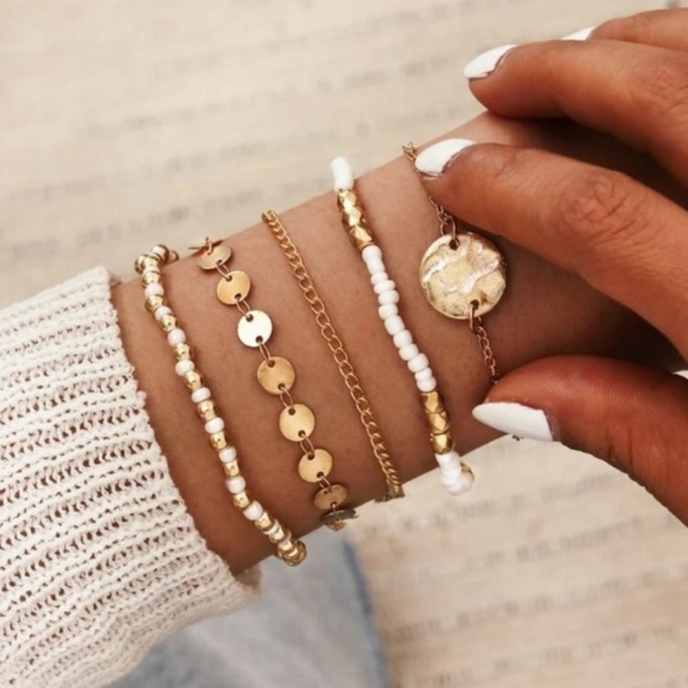 🔴5 Piece Boho Style Beaded White,Gold, & Pearl Bracelets-Perfect Stackable Set​